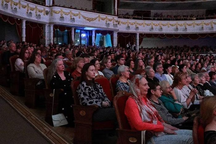 Khán phòng Nhà hát Opera &amp; Ballet Quốc gia Belarus chật kín khán giả tham dự chương trình.