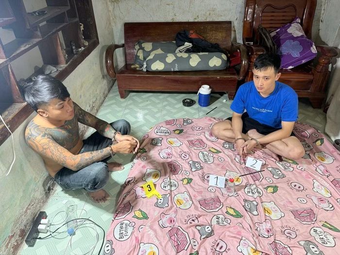 Trong số 6 đối tượng bị khởi tố, tạm giam về tội danh "Tổ chức sử dụng trái phép chất ma túy", Vũ Ngọc Viễn (áo xanh) còn bị khởi tố thêm tội danh "Tàng trữ trái phép chất ma túy".