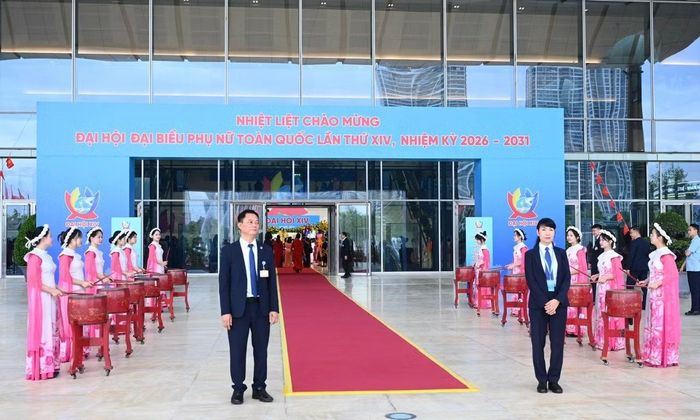 Cán bộ, hội viên phụ nữ Bộ Tư lệnh Cảnh vệ tham gia thực hiện nhiệm vụ, góp phần bảo đảm tuyệt đối an ninh, an toàn của đại hội.