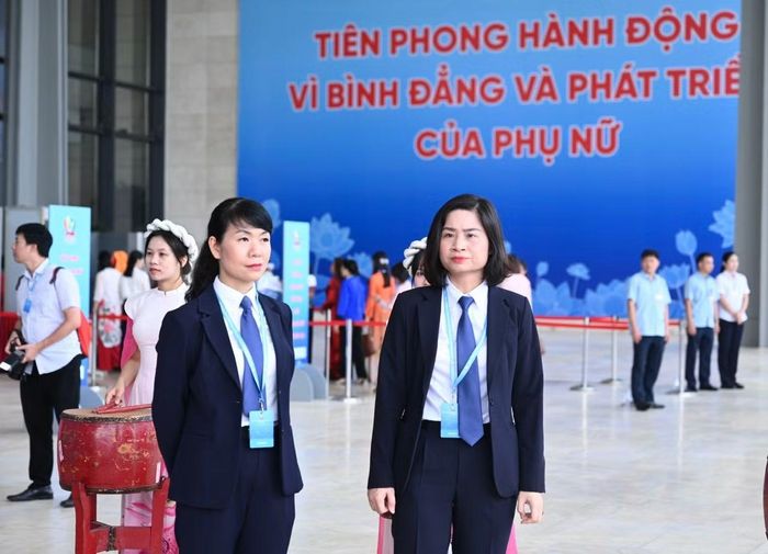 Cán bộ, hội viên phụ nữ Bộ Tư lệnh Cảnh vệ thực hiện nhiệm vụ tại đại hội.