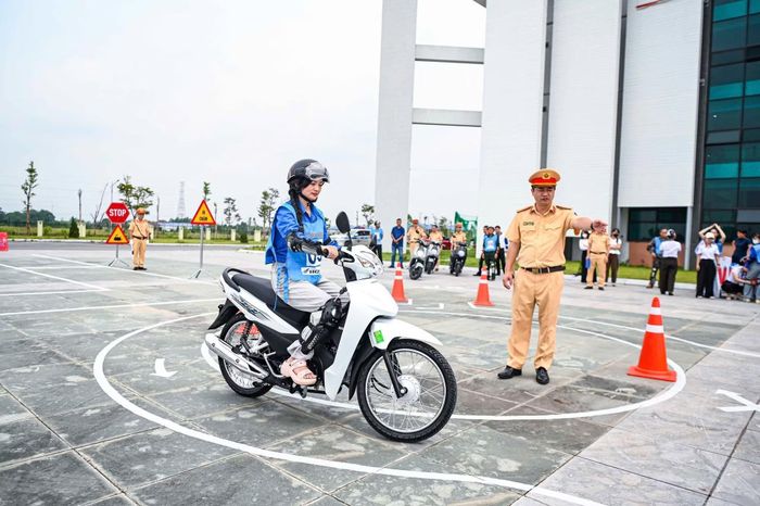 Các cán bộ CSGT hướng dẫn kỹ năng lái xe an toàn cho người dân.