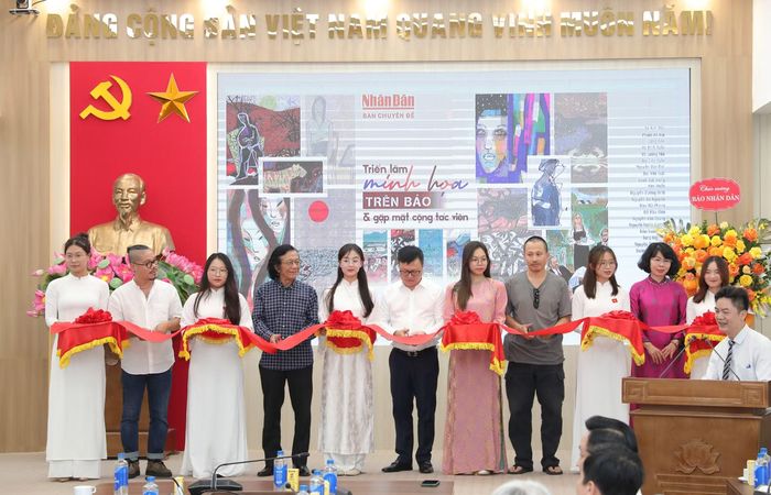 Ban tổ chức cắt băng khai mạc triển lãm