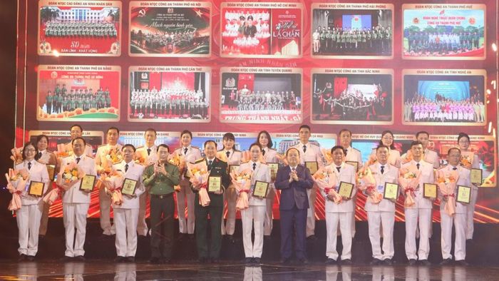 Thứ trưởng Lê Quốc Hùng và Bí thư Tỉnh ủy Quảng Ninh Quản Minh Cường chúc mừng các đoàn nghệ thuật tham gia liên hoan.