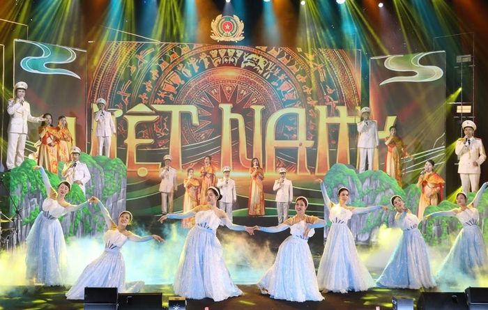 Tiết mục nghệ thuật trình diễn trong đêm khai mạc.