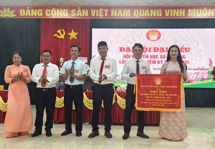 Chủ tịch Hội Khuyến học tỉnh Lâm Đồng Tôn Thị Ngọc Hạnh trao tặng đại hội bức trướng với thông điệp hành động: "Đẩy mạnh khuyến học, khuyến tài, xây dựng Lâm Đồng phát triển nhanh và bền vững".