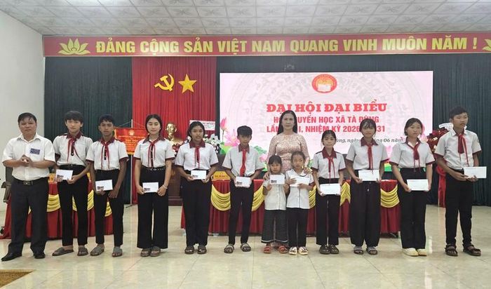 Lãnh đạo Hội Khuyến học tỉnh Lâm Đồng trao học bổng cho học sinh tiêu biểu của xã Tà Đùng.