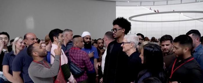 CEO Tim Cook cho biết Apple sẵn sàng sử dụng nguồn dự trữ tiền mặt để tăng nguồn cung bộ nhớ, nhưng không tiết lộ chi tiết.