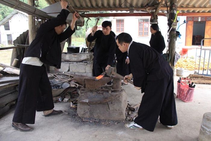 Tri thức dân gian, nghề truyền thống và tập quán sinh hoạt mới là những giá trị cốt lõi tạo nên bản sắc riêng của mỗi cộng đồng dân tộc.