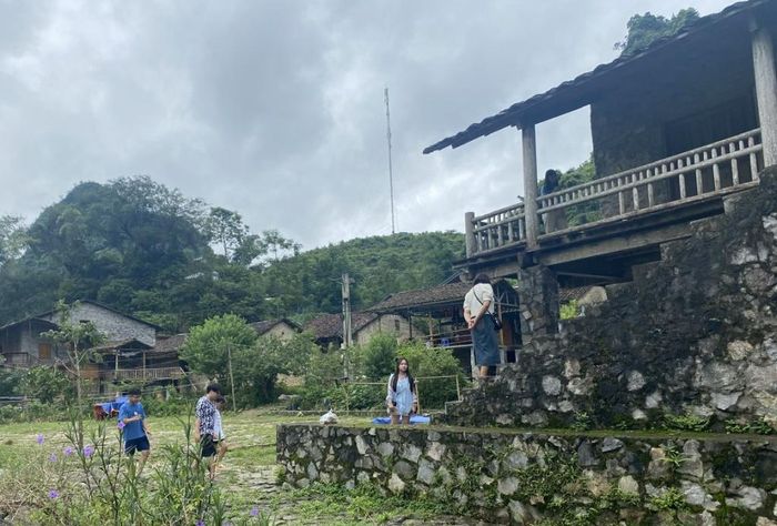 Du khách tìm hiểu, trải nghiệm tại Làng đá Khuổi Ky, xã Đàm Thủy với những trải nghiệm chân thực về văn hóa, con người và tập quán địa phương để lại dấu ấn sâu sắc.