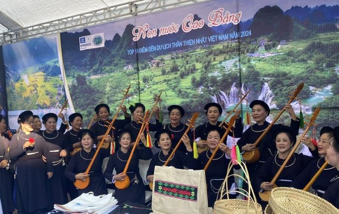 Đằng sau những làn điệu dân ca là cả một không gian văn hóa và hệ giá trị tinh thần văn hóa cần được bảo tồn, phát huy đúng cách.