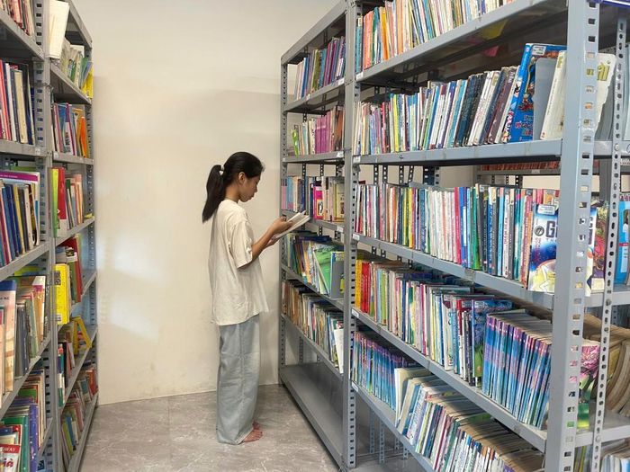 Phòng đọc thiếu nhi hiện có 16.130 bản sách, trong đó có hơn 1000 bản mới được bổ sung trong dịp hè, với 500 đầu sách mới với đủ thể loại: sách học, sách kỹ năng, truyện ngắn, tiểu thuyết, cổ tích, ca dao tục ngữ.