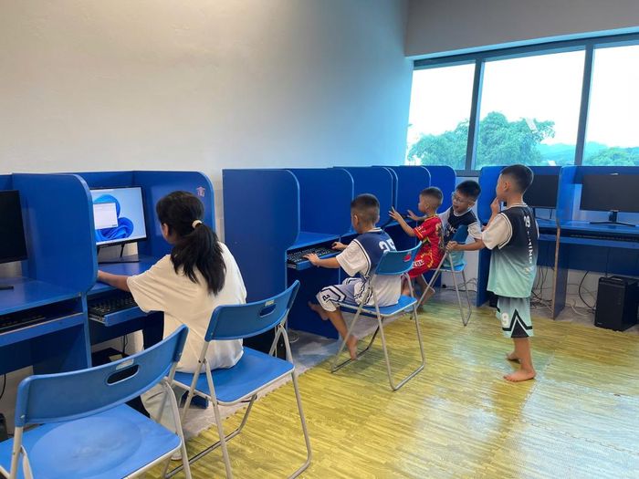 Phòng đọc trang bị hệ thống máy tính kết nối mạng phục vụ tra cứu thông tin.