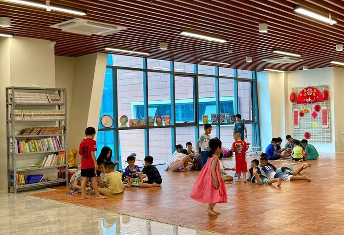 Không gian rộng và thân thiện, khiến các em vô cùng thích thú và có thể kết thêm nhiều bạn mới khi đến thư viện.