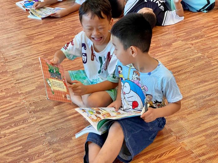 Trẻ tìm thấy niềm vui bên trang sách.