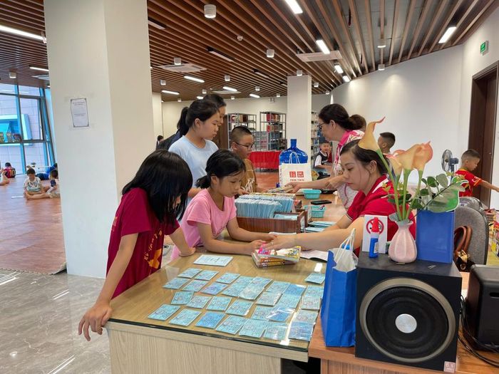Thiếu nhi được mượn về 4 quyển sách/ truyện mỗi lượt. Phí làm thẻ đọc tại chỗ cho thiếu nhi 10.000 đồng/thẻ/năm; phí thẻ mượn thiếu nhi 15.000 đồng/thẻ/năm.
