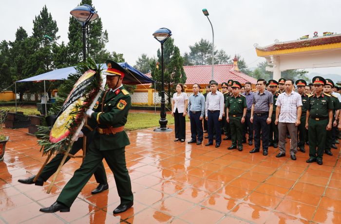 Các đại biểu dâng hoa tại Nghĩa trang Liệt sĩ Trùng Khánh trước khi tiến hành các bước lấy mẫu theo quy định.