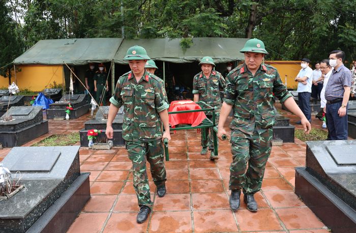 Các lực lượng chức năng tiến hành các bước lấy mẫu, số hóa thông tin hài cốt liệt sĩ chưa xác định danh tính tại Nghĩa trang Liệt sĩ Trùng Khánh.