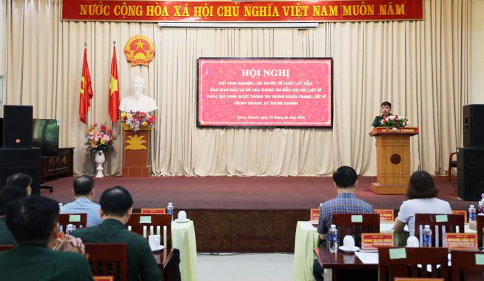 Đại tá Ma Công Học, Chính ủy Bộ Chỉ huy Quân sự tỉnh phát biểu tại hội nghị.