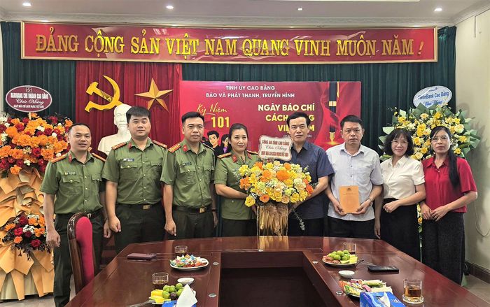 Đại diện lãnh đạo Công an tỉnh tặng hoa chúc mừng tập thể cán bộ, phóng viên, biên tập viên, kỹ thuật viên Báo và Phát thanh, Truyền hình Cao Bằng.