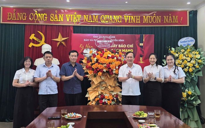 Lãnh đạo Agribank Chi nhánh Cao Bằng tặng hoa chúc mừng tập thể Báo và Phát thanh, Truyền hình Cao Bằng nhân Ngày Báo chí Cách mạng Việt Nam.