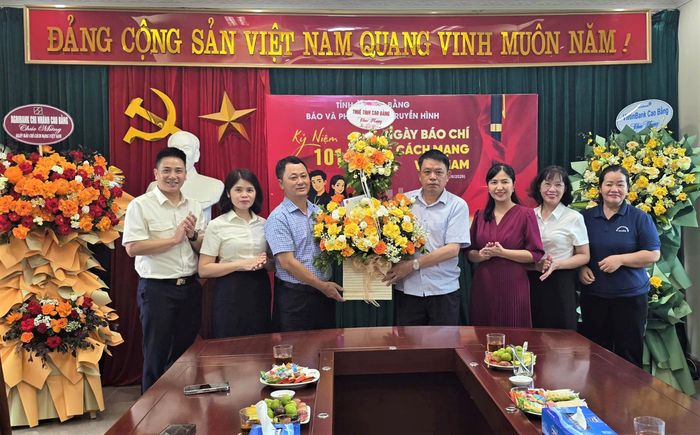 Đại diện Thuế tỉnh tặng hoa chúc mừng Báo và Phát thanh, Truyền hình Cao Bằng nhân kỷ niệm 101 năm Ngày Báo chí Cách mạng Việt Nam.