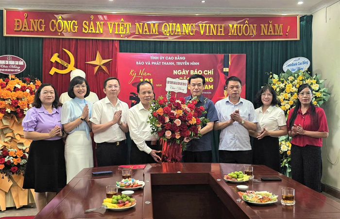 Trưởng Ban Tuyên giáo và Dân vận Tỉnh ủy Nông Thanh Tùng tặng hoa chúc mừng Báo và Phát thanh, Truyền hình Cao Bằng nhân kỷ niệm 101 năm Ngày Báo chí Cách mạng Việt Nam (21/6/1925 - 21/6/2026).