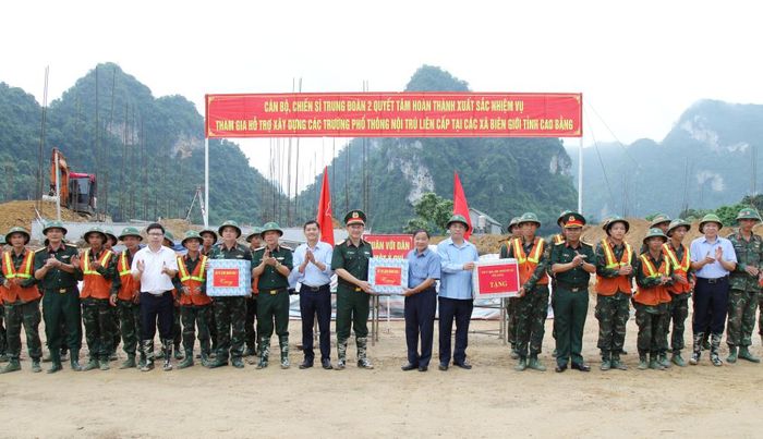 Đoàn công tác tặng quà cán bộ, chiến sĩ đang thi công tại Trường Phổ thông nội trú Tiểu học và THCS Đức Long.