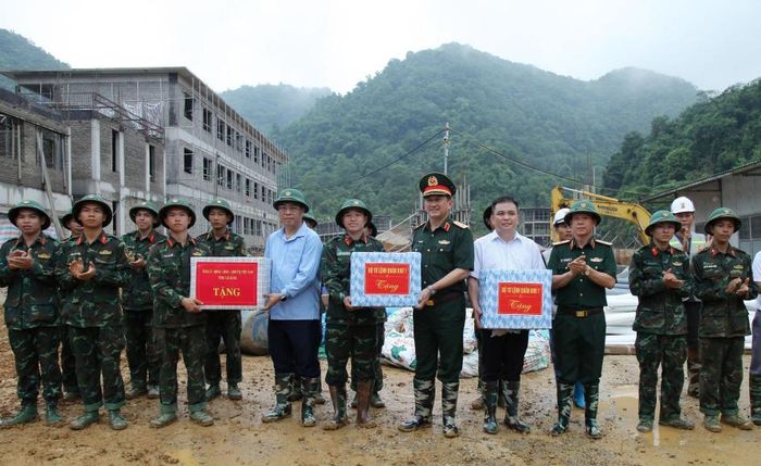Trung tướng La Công Phương, Ủy viên Trung ương Đảng, Ủy viên Quân ủy Trung ương, Chính ủy Quân khu 1 và đồng chí Phan Thăng An, Bí thư Tỉnh ủy, Chủ tịch HĐND tỉnh tặng quà cán bộ, chiến sĩ đang thi công tại Trường Phổ thông nội trú Tiểu học và THCS Hạ Lang.