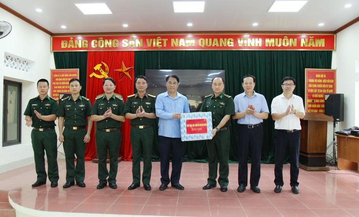 Bí thư Tỉnh ủy Phan Thăng An thăm, tặng quà Đồn Biên phòng Đức Long.