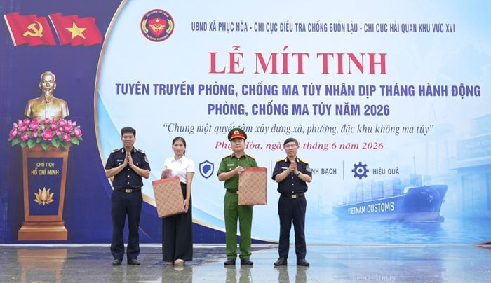 Lãnh đạo Cục Hải quan và Chi cục điều tra chống buôn lậu tặng quà cho các cơ quan, đơn vị có thành tích trong công tác tuyên truyền, vận động cai nghiện ma túy trên địa bàn xã Phục Hòa.