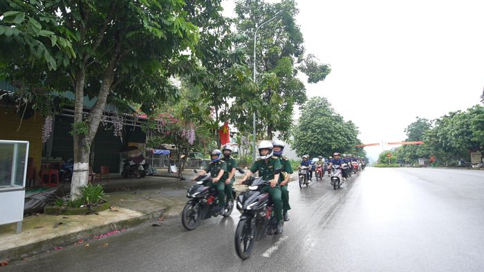 Các cán bộ, chiến sĩ, tổ chức đoàn thể và người dân tham gia diễu hành hưởng ứng Tháng hành động phòng, chống ma túy năm 2026 sau lễ mít tinh.