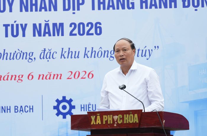 Phó Chủ tịch UBND tỉnh Hoàng Văn Thạch phát biểu tại buổi lễ.