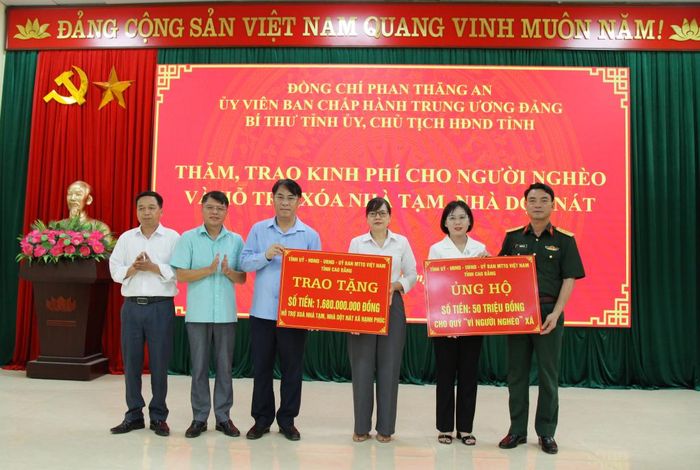Bí thư Tỉnh ủy Phan Thăng An trao kinh phí cho Quỹ "Vì người nghèo" và hỗ trợ xóa nhà tạm, nhà dột nát cho xã Hạnh Phúc.