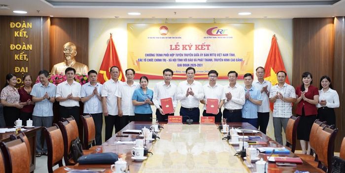 Hai đơn vị ký kết chương trình phối hợp tuyên truyền giai đoạn 2026 - 2030 tại buổi lễ.