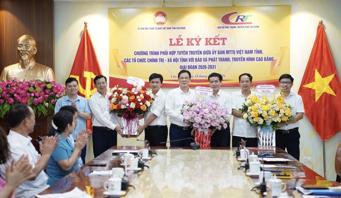 Các đồng chí Thường trực Ủy ban MTTQ Việt Nam tỉnh tặng hoa chúc mừng nhân dịp kỷ niệm 101 năm Ngày Báo chí cách mạng Việt Nam (21/6/1925 - 21/6/2026).
