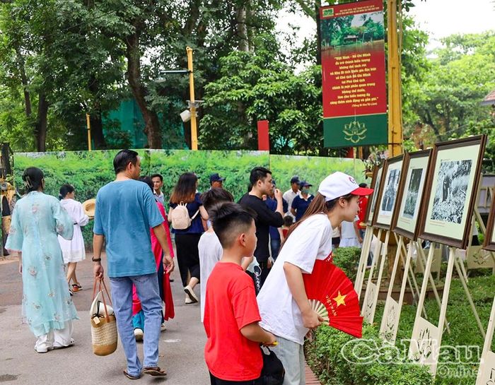 Dòng người tham quan không gian trưng bày những hình ảnh, tư liệu về cuộc đời giản dị, gần gũi của Chủ tịch Hồ Chí Minh. tại khu vực Nhà sàn Bác Hồ.