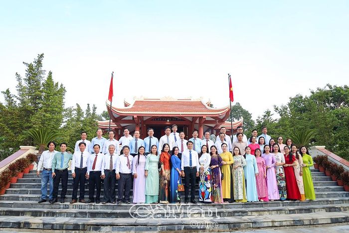 Lực lượng làm báo Cà Mau luôn khắc sâu lời dạy của Bác để xứng đáng là những chiến sĩ trên mặt trận văn hóa, tư tưởng của Đảng. (Trong ảnh: Lãnh đạo cơ quan báo chí, phóng viên, hội viên chụp ảnh lưu niệm sau buổi viếng, dâng hương Chủ tịch Hồ Chí Minh tại Khu tưởng niệm Người ở phường An Xuyên).