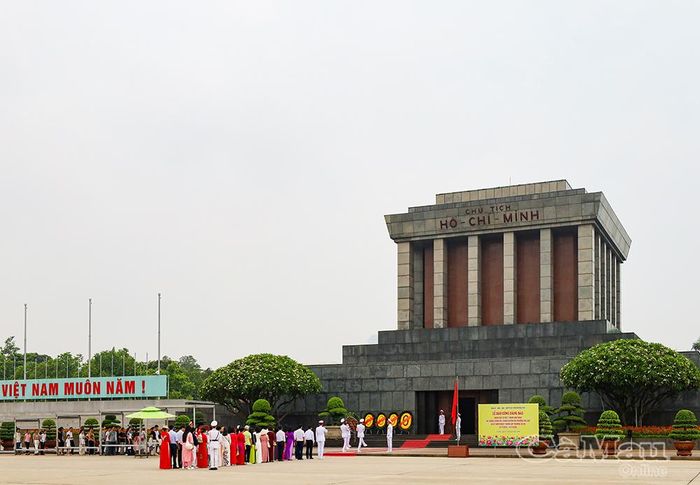 Sáng 17/6, đông đảo người dân từ nhiều nơi về Lăng Chủ tịch Hồ Chí Minh, bày tỏ lòng kính trọng và biết ơn vô hạn đối với vị lãnh tụ đã dành trọn cuộc đời cho độc lập, tự do của dân tộc.