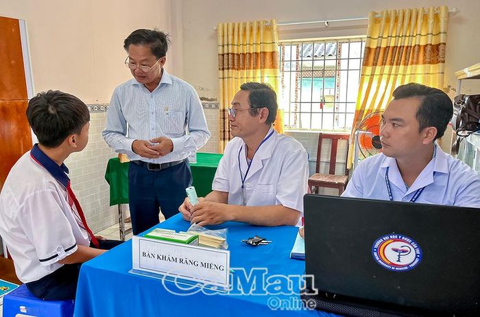 Bác sĩ CKII Vương Hữu Tiến tư vấn cách bảo vệ sức khỏe răng miệng cho học sinh Trường THCS Quang Trung, xã Hưng Mỹ.