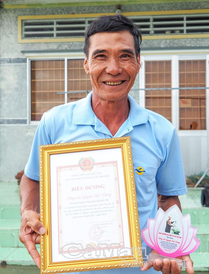 Ông Phong là một trong những tấm gương nông dân tiêu biểu của ấp trong sản xuất, chịu khó lao động, vươn lên từ cuộc sống khó khăn.