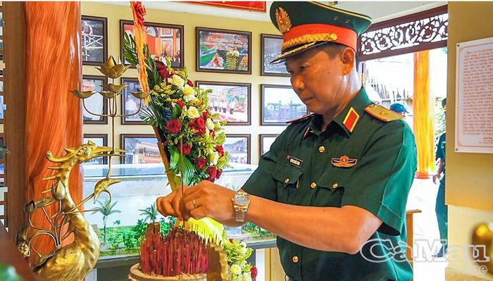 Thiếu tướng Huỳnh Chiến Công, Phó Tham mưu trưởng Quân khu 9, dâng hương tại nhà tưởng niệm.