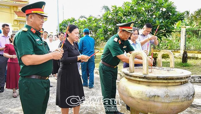Các đại biểu dâng hưởng tưởng niệm cố Thủ tướng Võ Văn Kiệt.