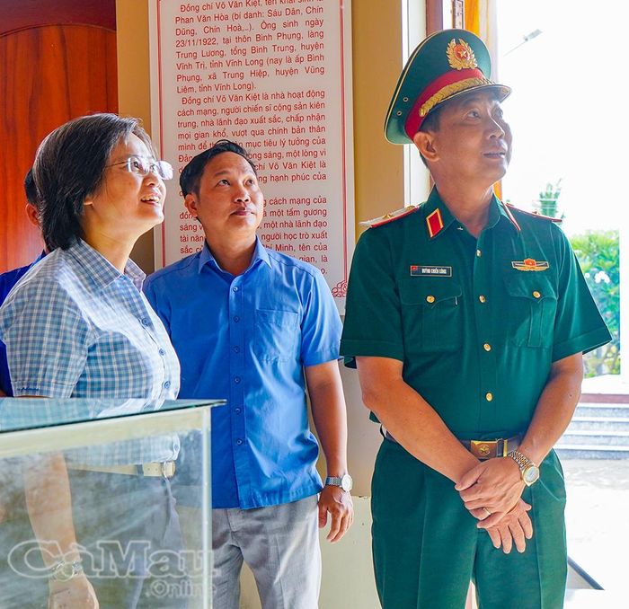 Thiếu tướng Huỳnh Chiến Công, Phó Tham mưu trưởng Quân khu 9, xem lại những hình ảnh tư liệu về cố Thủ tướng Võ Văn Kiệt.