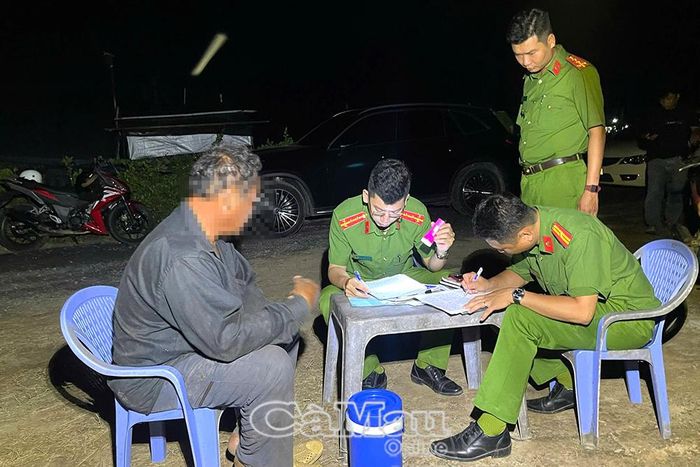  Các đối tượng lợi dụng đêm tối để hoạt động khai thác khoáng sản (đất) trái phép. (Ảnh chụp ngày 10/6/2026)