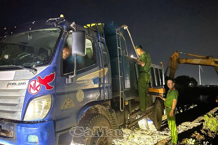 Lực lượng chức năng phát hiện quả tang các đối tượng khai thác, vận chuyển khoáng sản (đất) trái phép tại xã Vĩnh Hậu. (Ảnh chụp ngày 10/6/2026)
