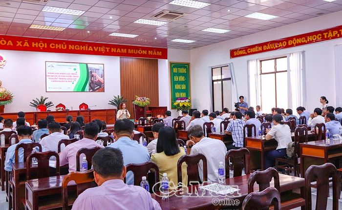 Thạc sĩ Nguyễn Thị Nga, giảng viên Trường Chính sách công và Phát triển nông thôn triển khai chuyên đề trách nhiệm của chính quyền địa phương cấp xã trong lĩnh vực chăn nuôi và thú y.