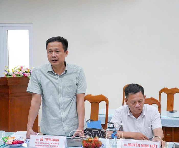 Phó Vụ trưởng Vụ Pháp chế Vũ Tiến Dũng ghi nhận những kết quả đạt được của ngành Giáo dục và Đào tạo tỉnh Cà Mau trong công tác thi đua, khen thưởng.