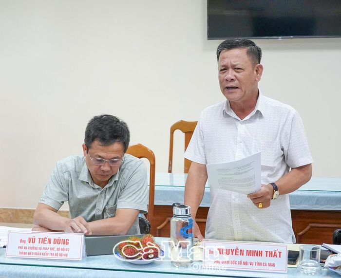 Ông Nguyễn Minh Thất, Phó Giám đốc Sở Nội vụ, trao đổi với đoàn kiểm tra về những khó khăn, vướng mắc liên quan đến công tác thi đua khen thưởng.