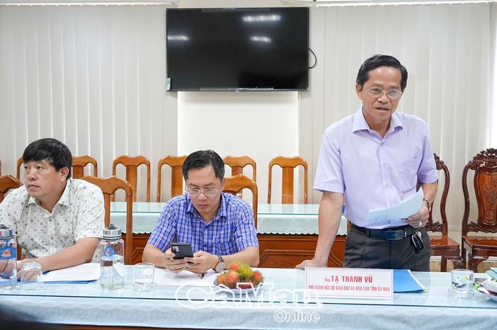 Ông Tạ Thanh Vũ, Phó Giám đốc Sở Giáo dục và Đào tạo, báo cáo tình hình thực hiện công tác tổ chức thi hành pháp luật về thi đua khen thưởng với đoàn kiểm tra.