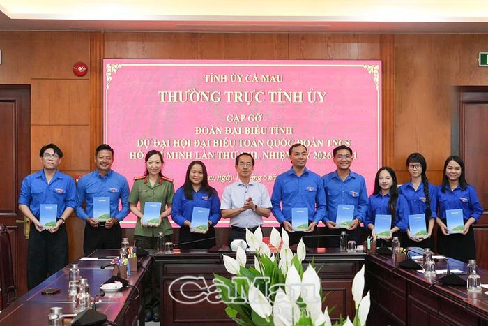  Phó Bí thư Tỉnh ủy Hồ Thanh Thủy tặng quà, động viên các đại biểu ưu tú của tỉnh Cà Mau trước khi tham dự Đại hội Đoàn toàn quốc lần thứ XIII.